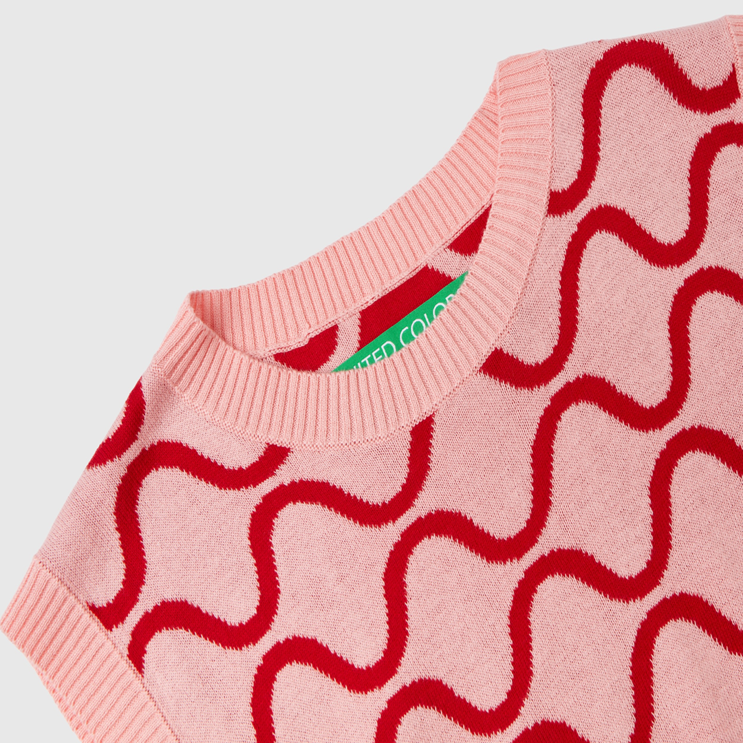 Reversible vest with wavy motif