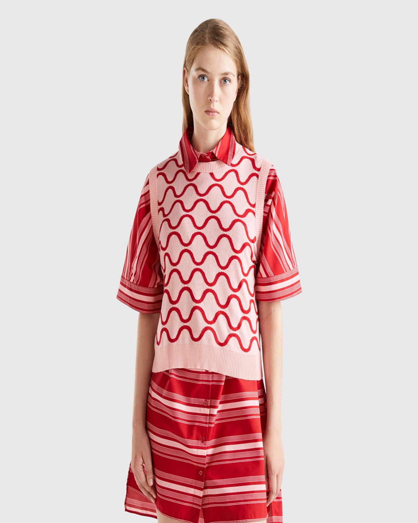 Reversible vest with wavy motif