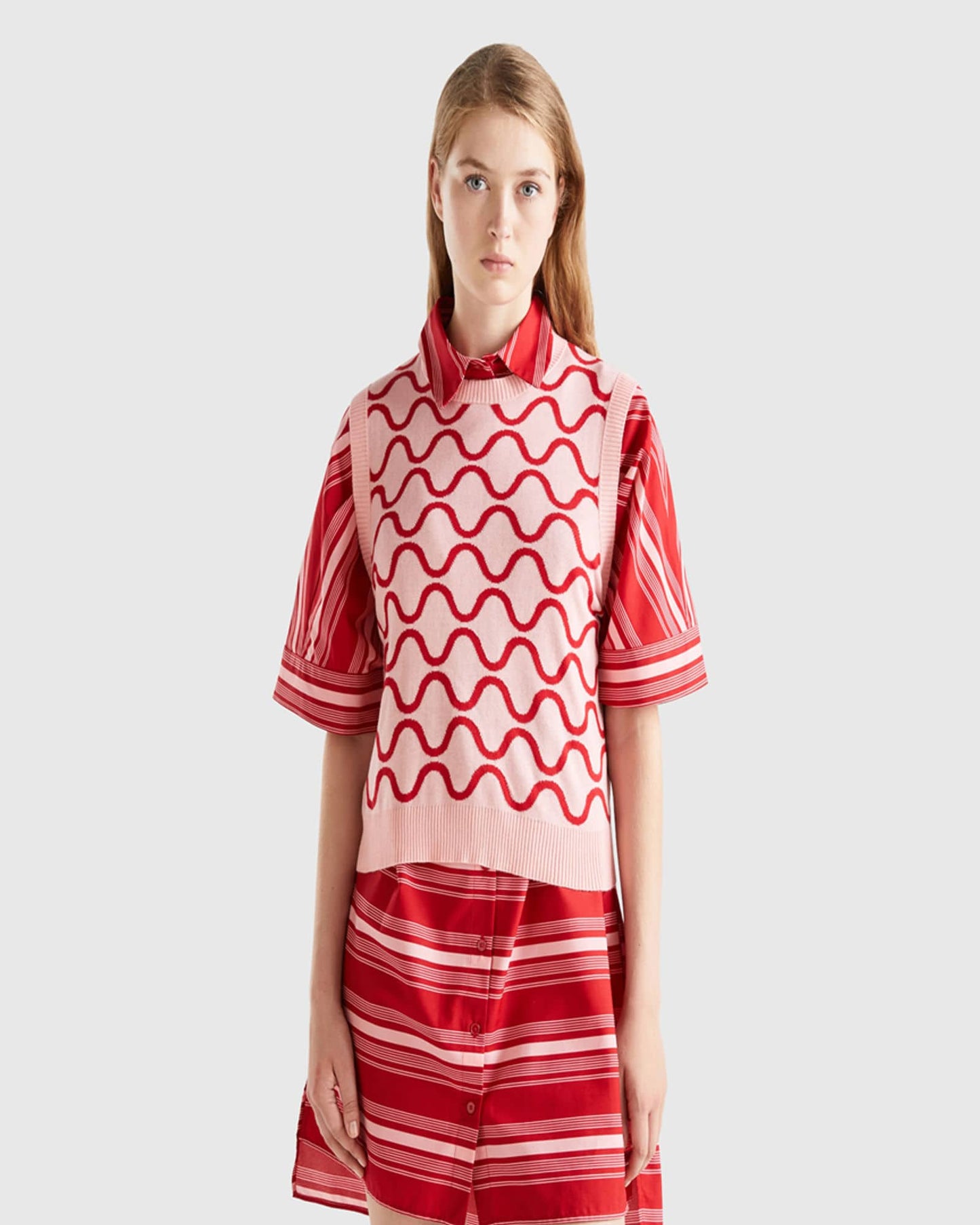 Reversible vest with wavy motif