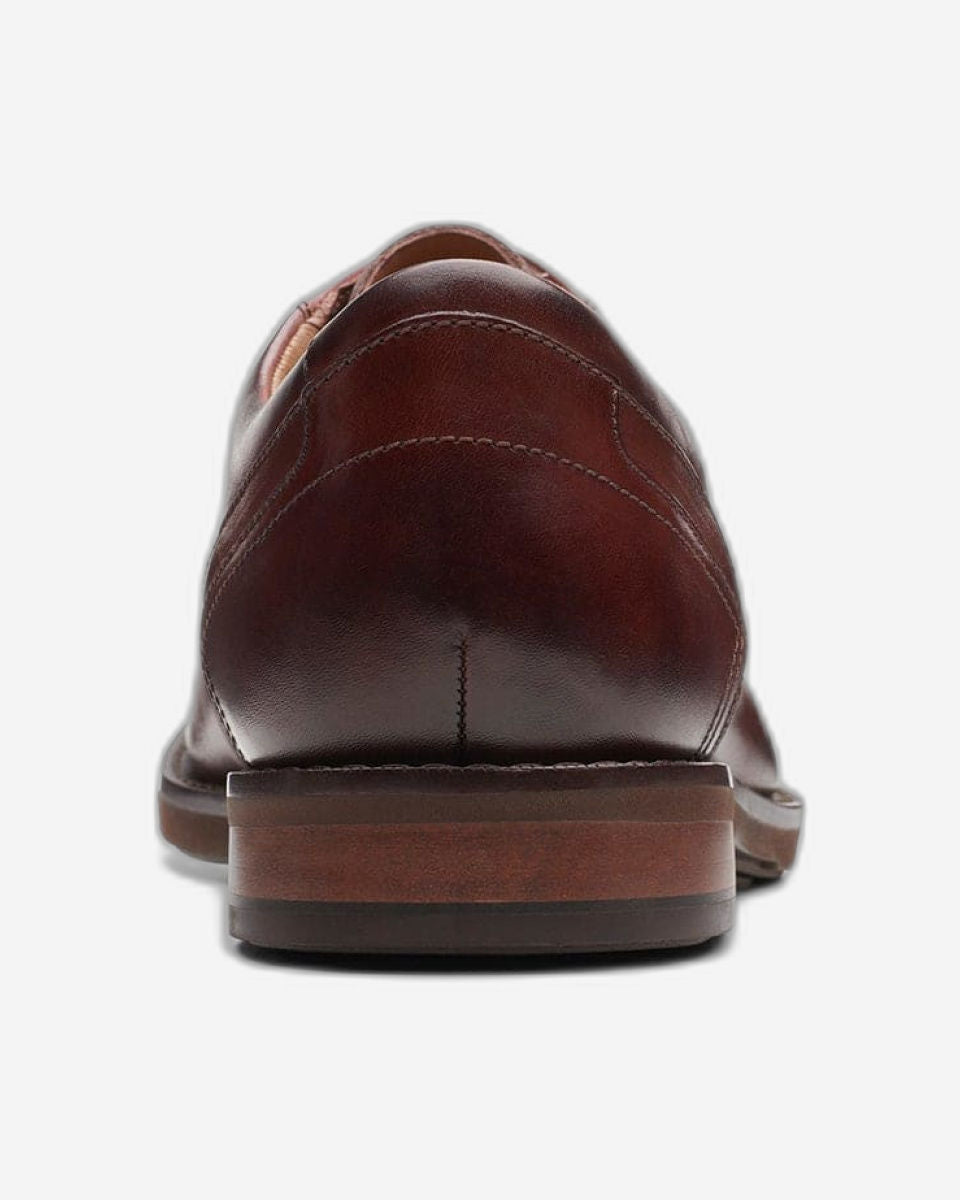 Clarks Un Hugh Lace Shoes (Standard Fit)