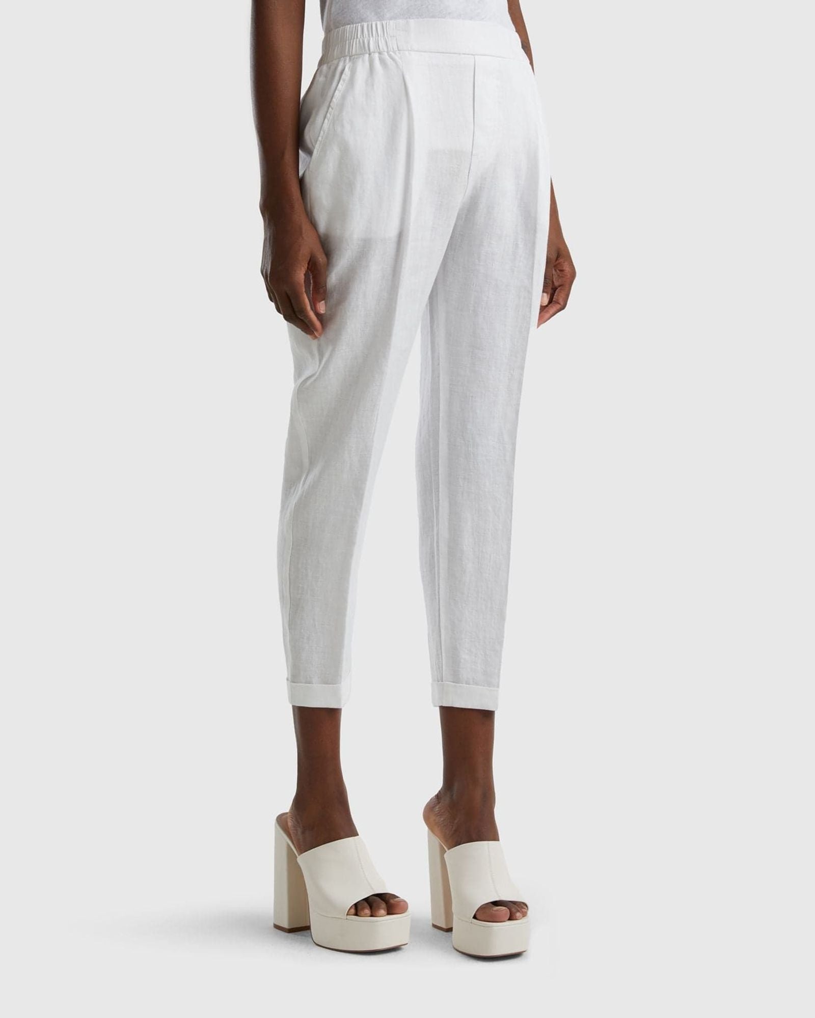 Cropped trousers in 100% linen