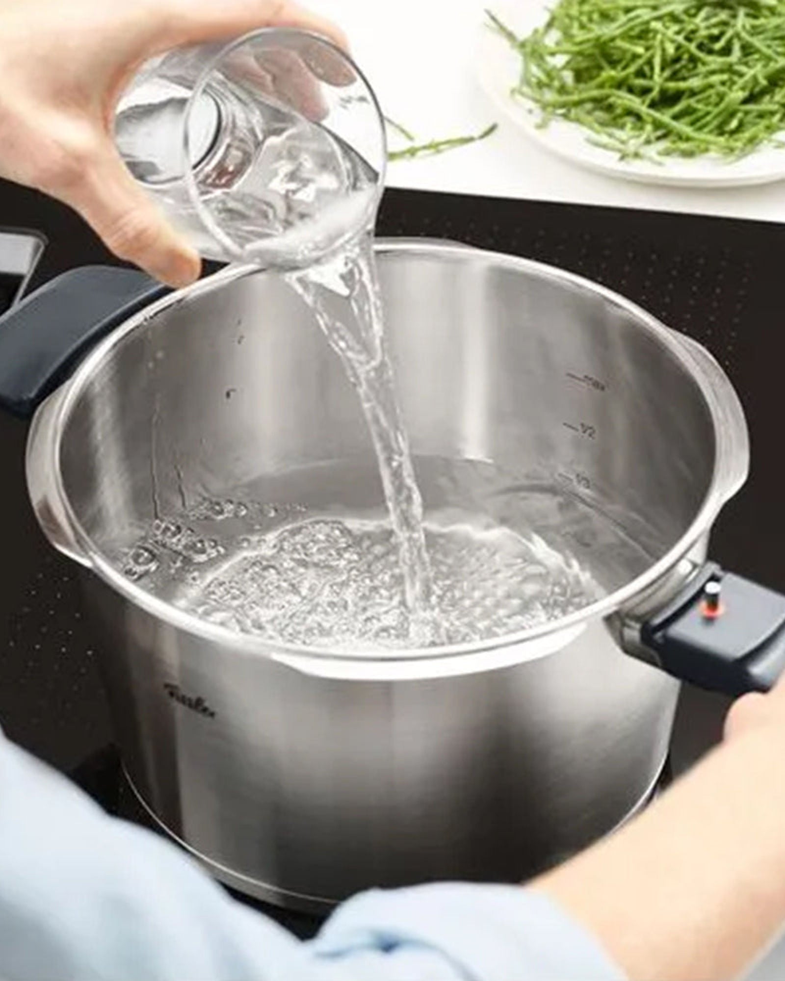 Fissler VITAVIT PREMIUM PRESSURE COOKER 18CM 2.5L W/ PERFORATED INSERT