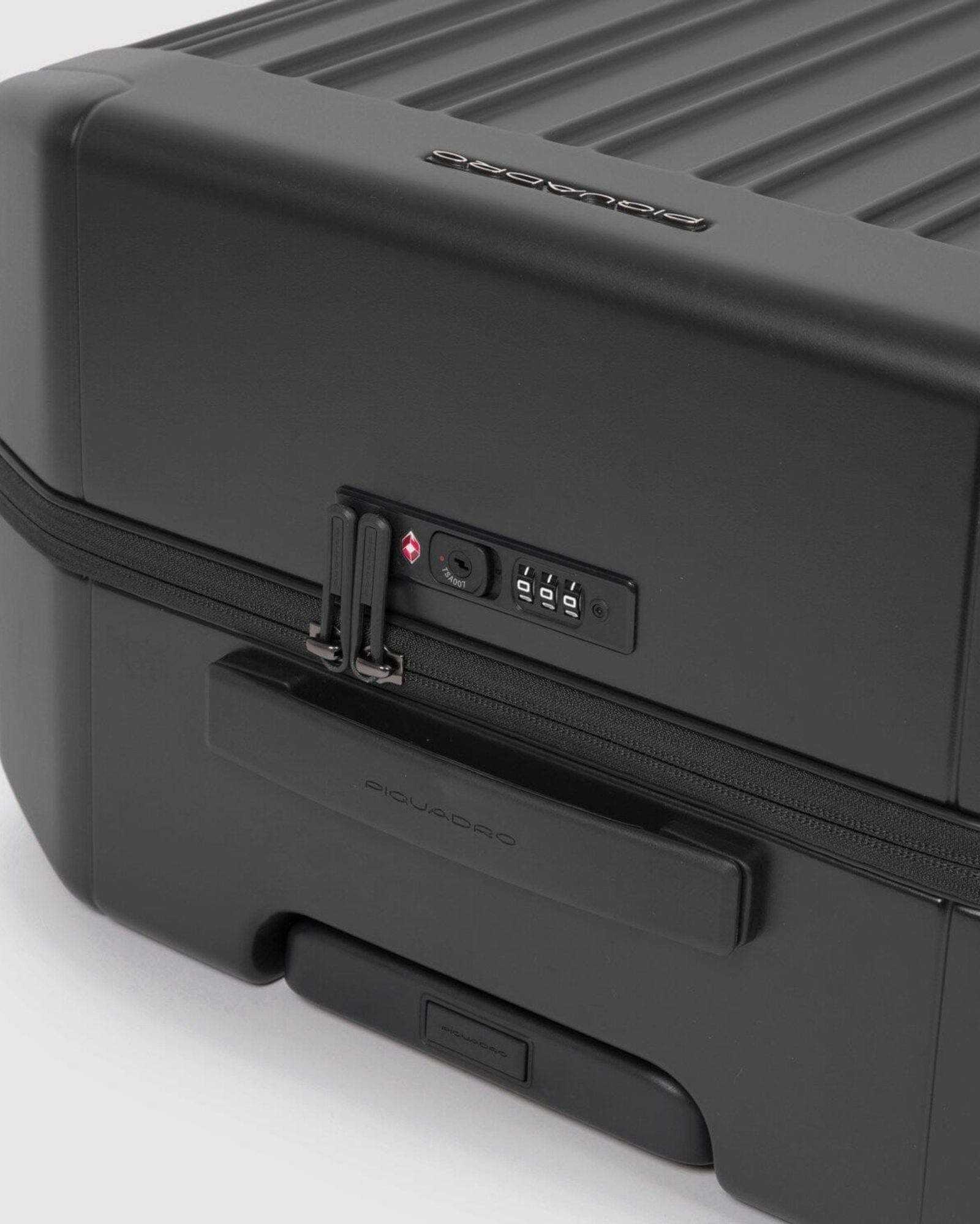 Piquadro Pq-Light 69Cm Hardcase 4 Double Wheel Medium Check-In Trolley Matt Black - Bv4427Pql/No