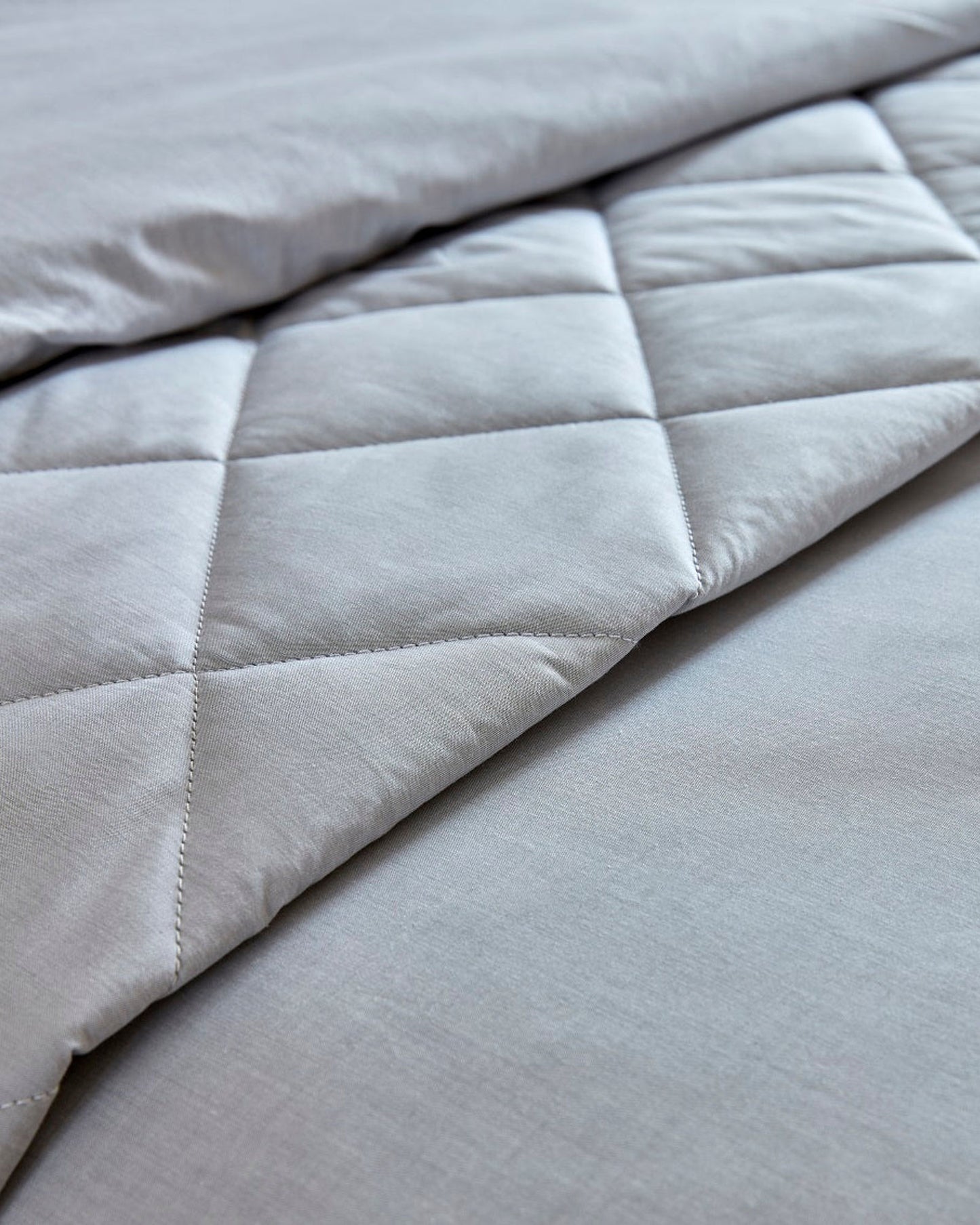 Christy "Stornoway" Cotton Chambray Bed Spread with Pillowcase in Silver