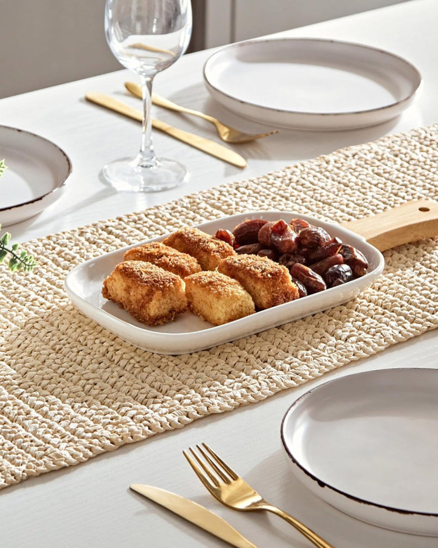 Shallow Porcelain Ceramic Plate with Bamboo Handle - Gourmet Serveware Tableware, 35x15x2.3cm, White - Brown