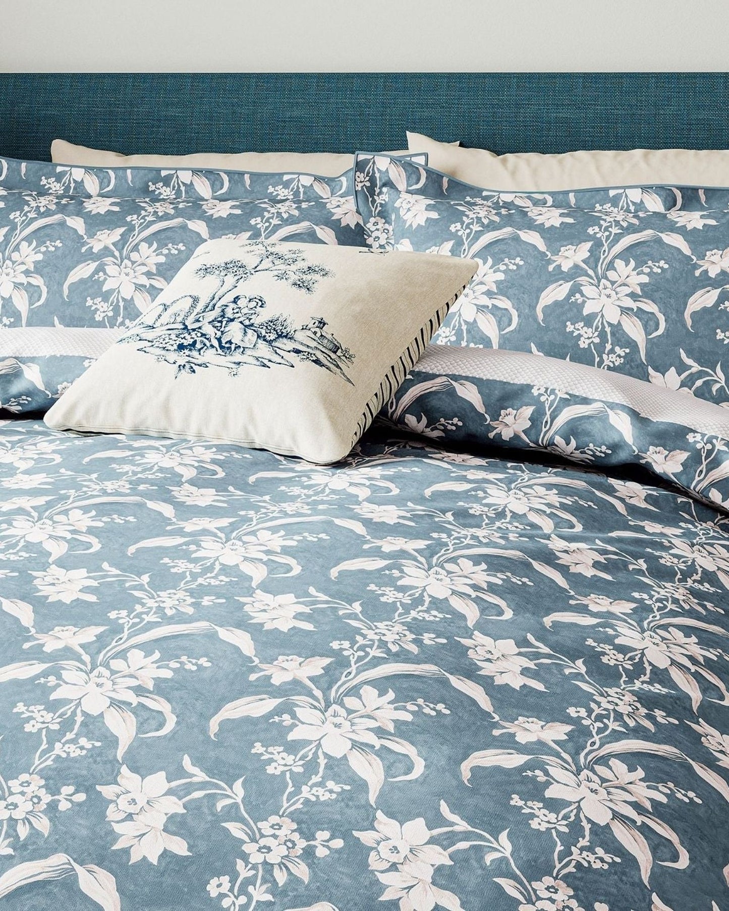 V & A "Daffodil" Duvet Cover Set in Blue
