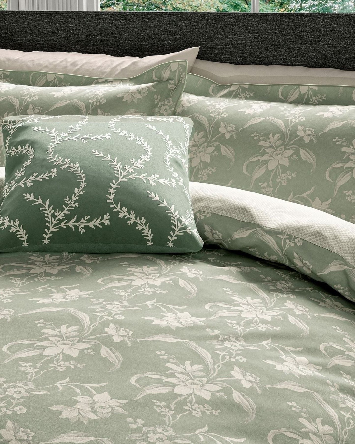 V & A "Daffodil" Duvet Cover Set in Green