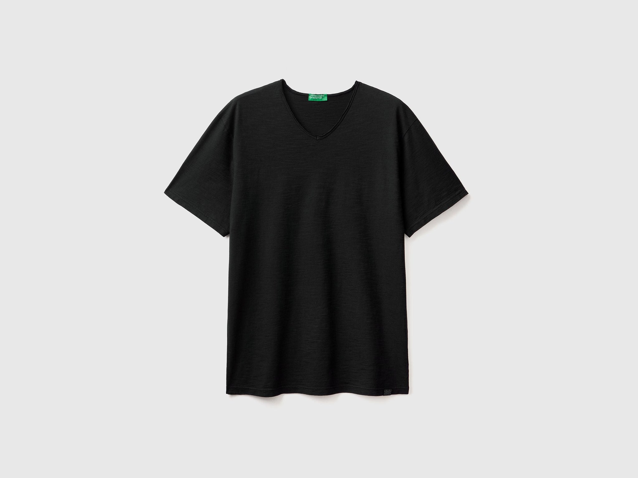 V-neck t-shirt in 100% cotton