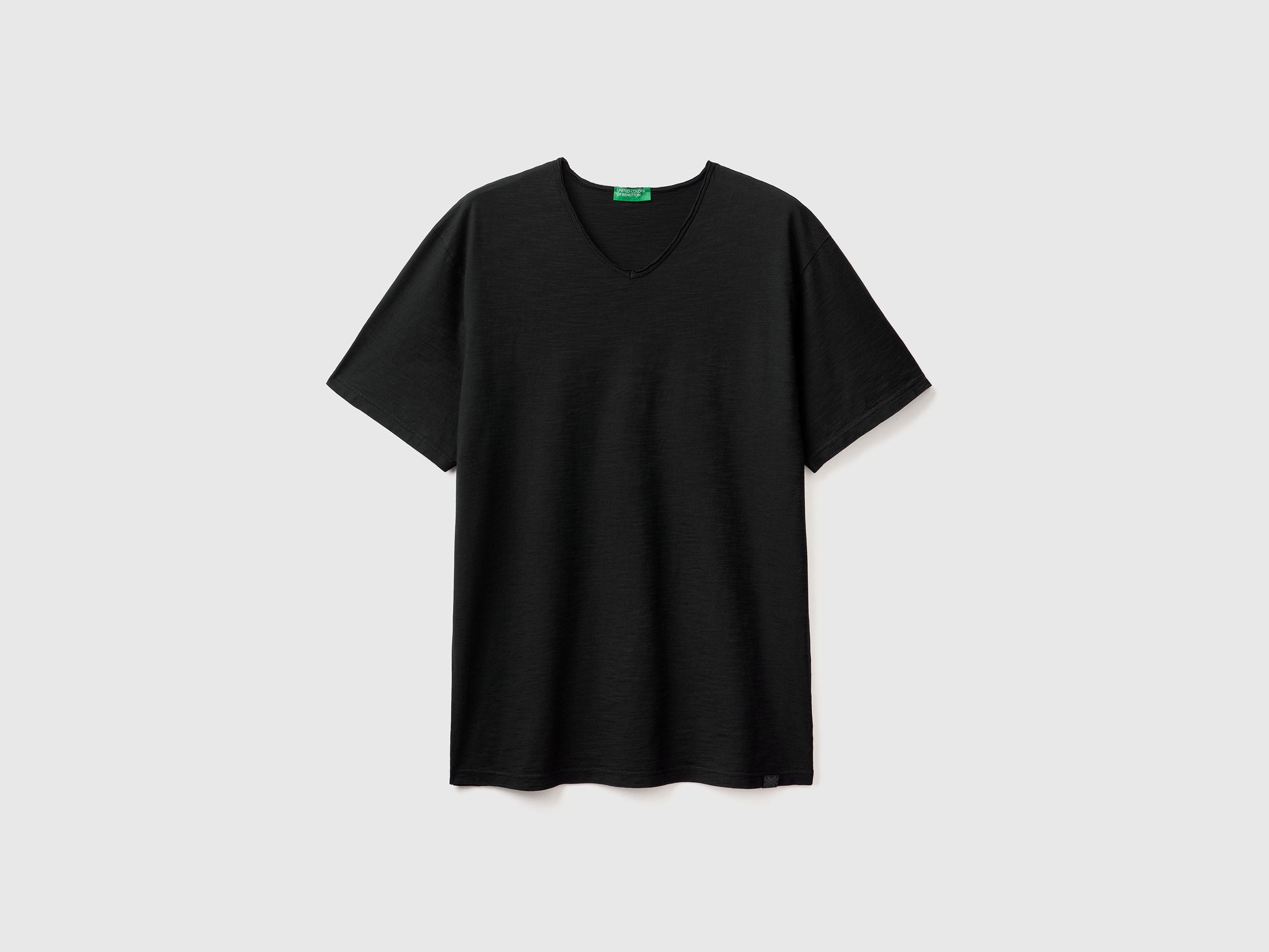 V-neck t-shirt in 100% cotton