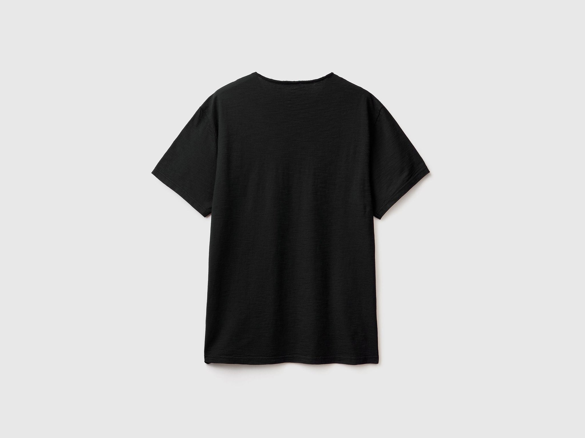 V-neck t-shirt in 100% cotton
