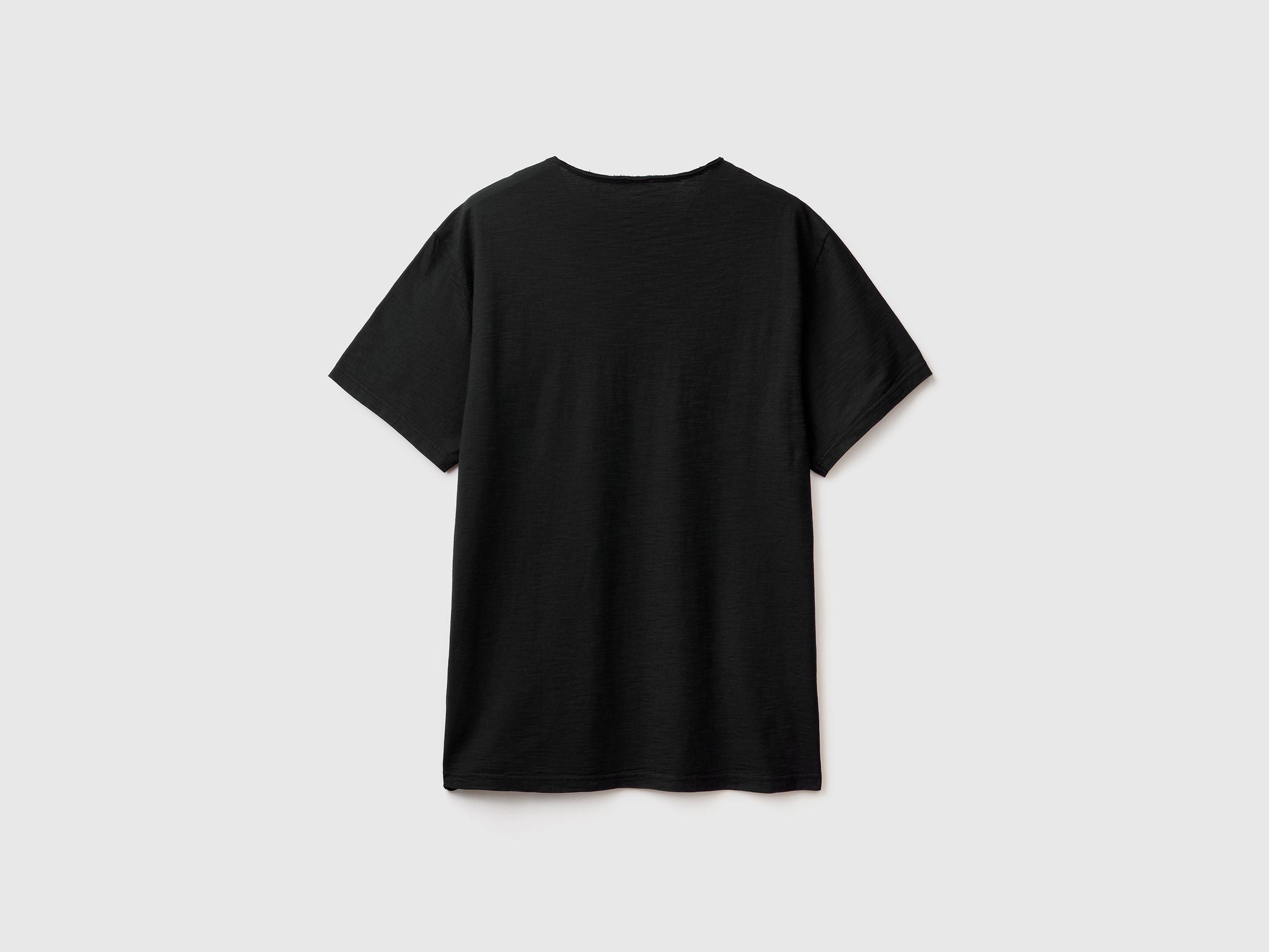 V-neck t-shirt in 100% cotton