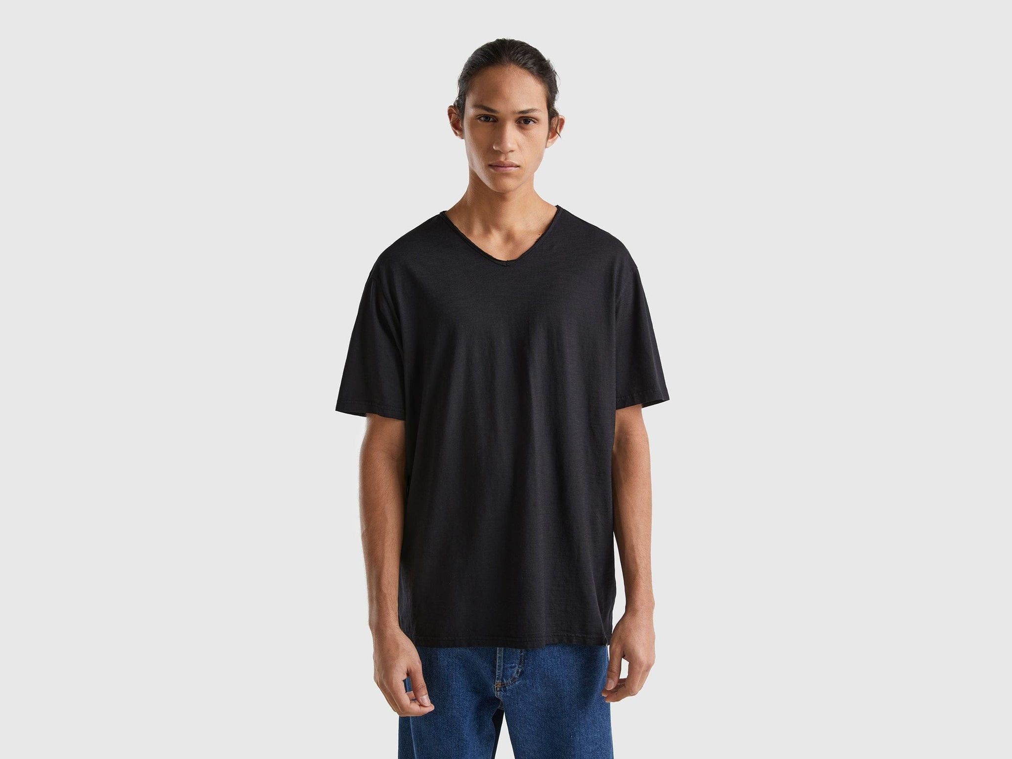 V-neck t-shirt in 100% cotton