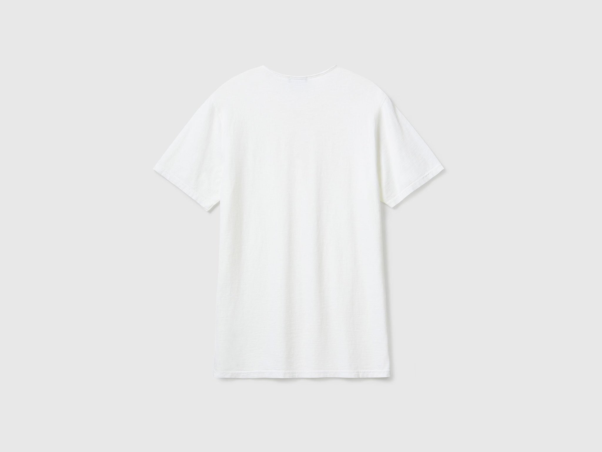 V-neck t-shirt in 100% cotton