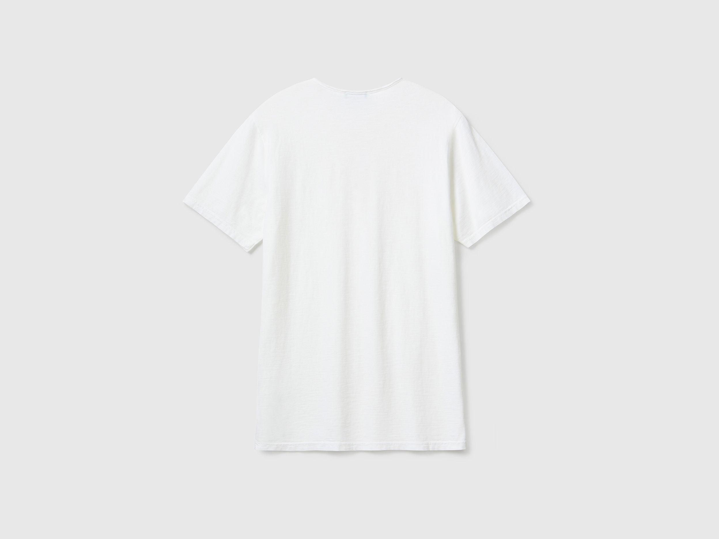 V-neck t-shirt in 100% cotton