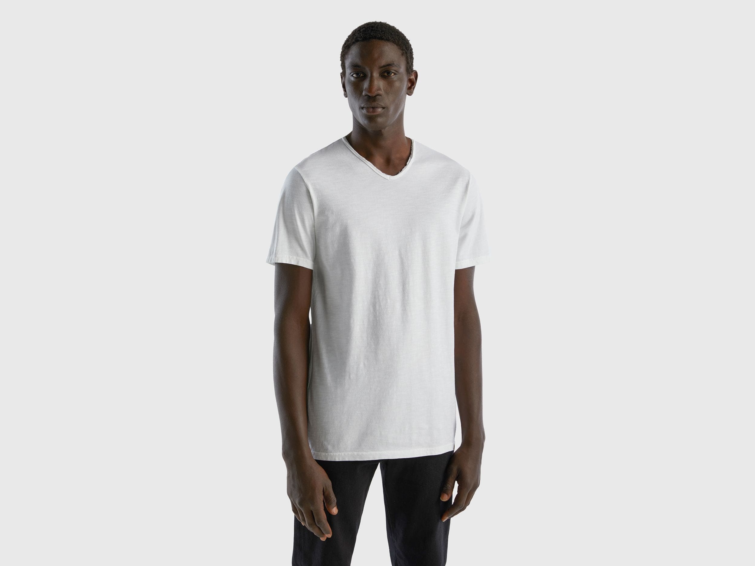 V-neck t-shirt in 100% cotton