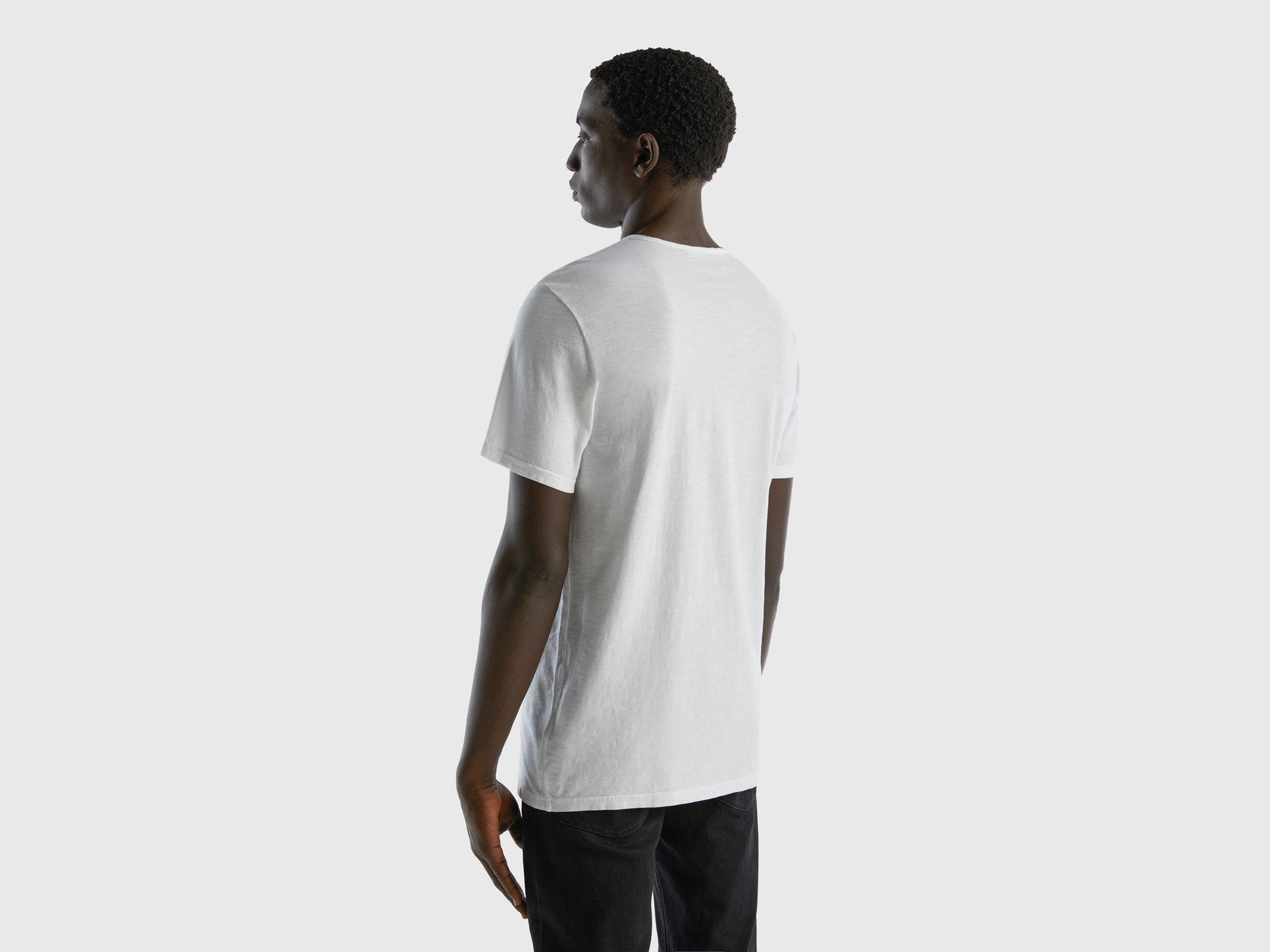 V-neck t-shirt in 100% cotton