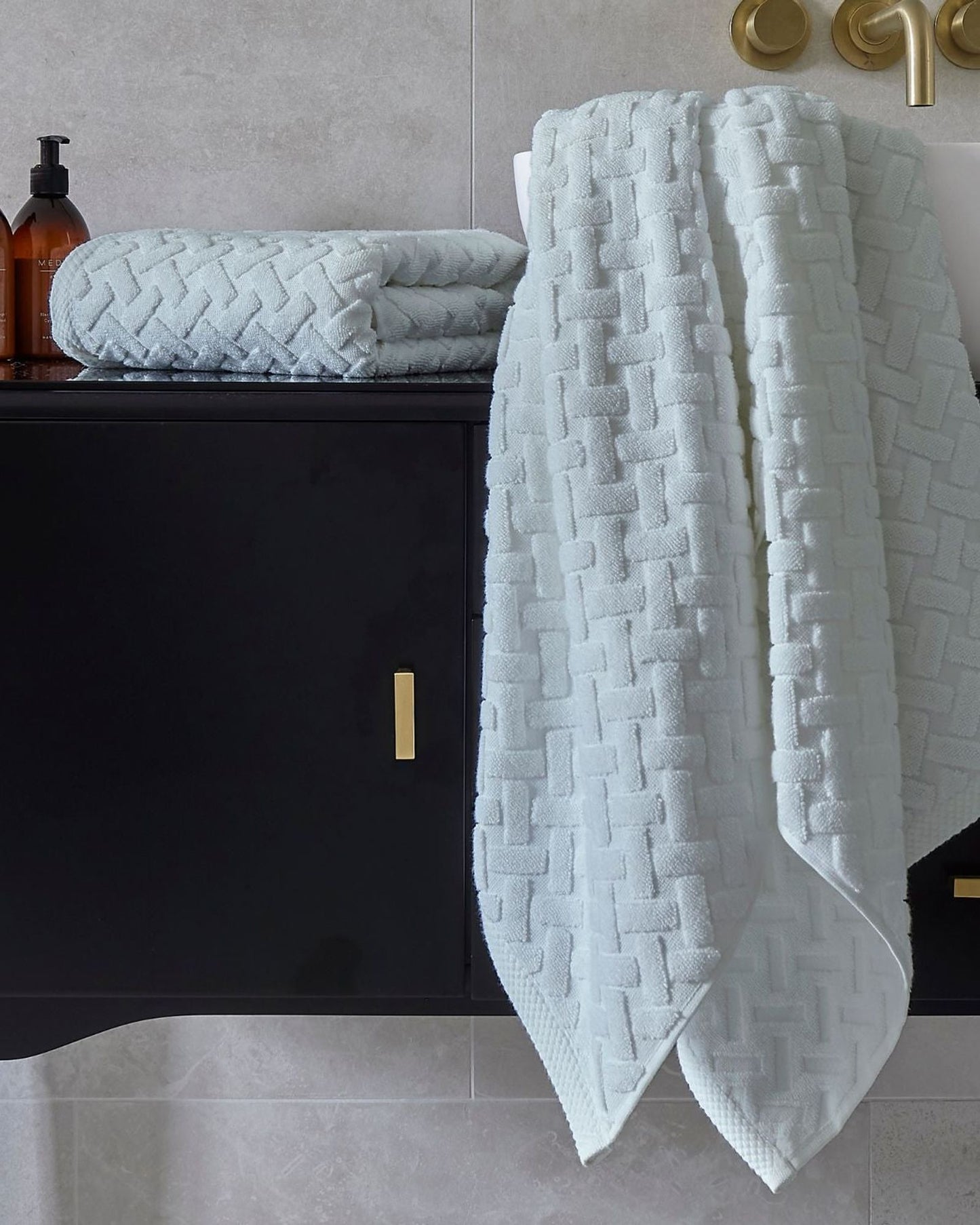 Christy "Trellis" Bath Towel Collections in Glacier (Silver)