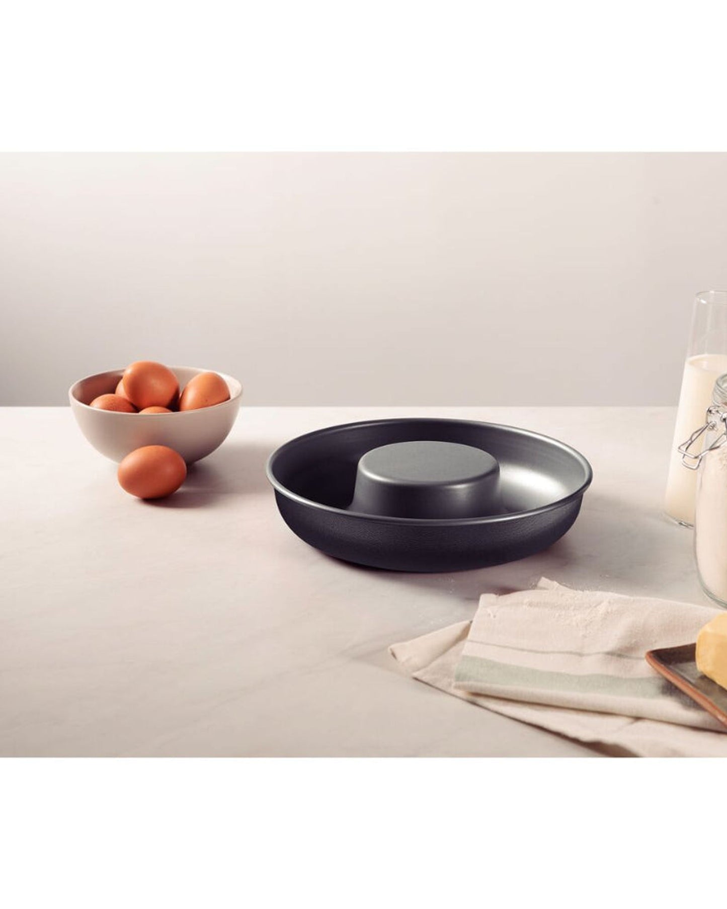 Tramontina Brasil Aluminum Cake Pan with Interior and Exterior Starflon Max Nonstick Coating Graphite, 24 cm, 1,4 L