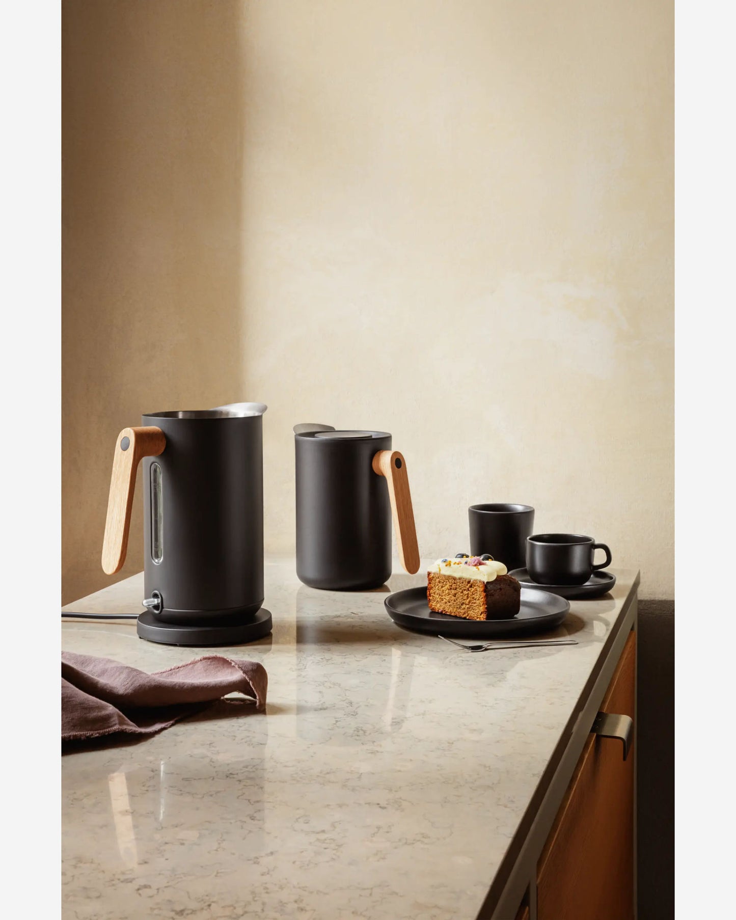 Eva Solo 502756 Vacuum jug  1.0 l  Nordic kitchen Black with wooden handle