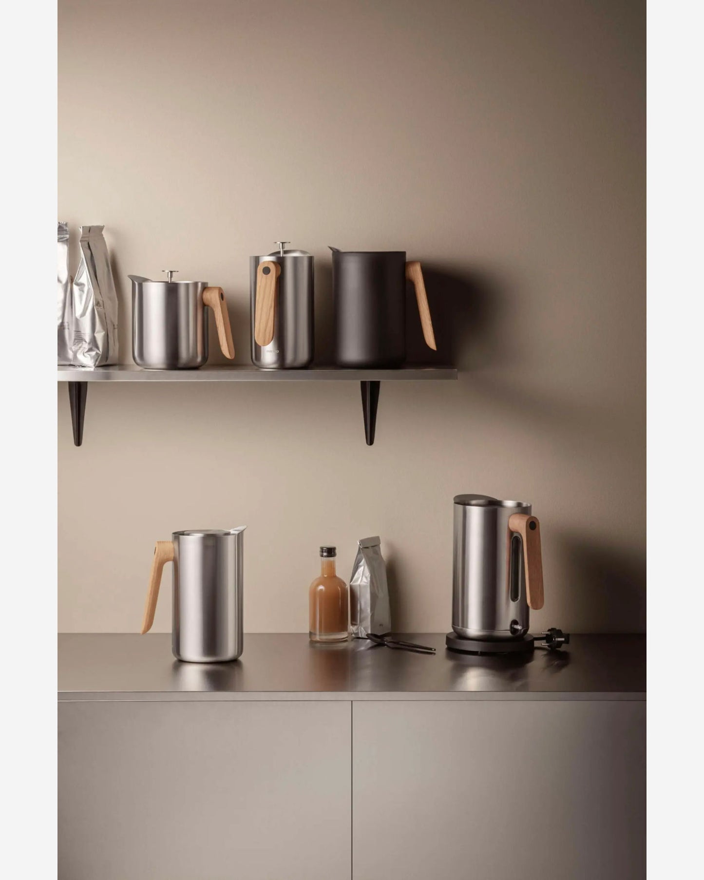 Eva Solo 502756 Vacuum jug  1.0 l  Nordic kitchen Black with wooden handle