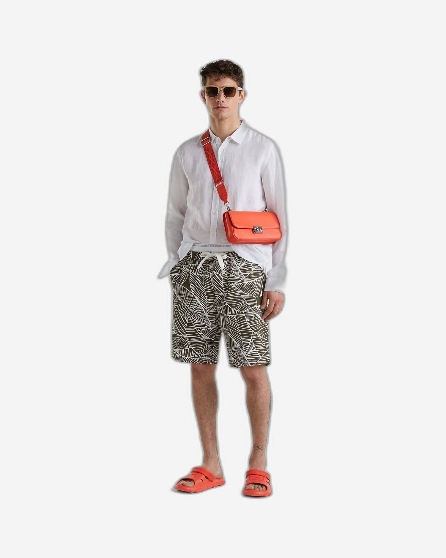 Bermudas with tropical print