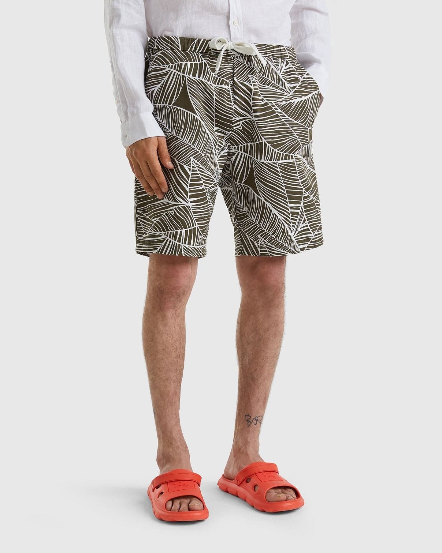 Bermudas with tropical print