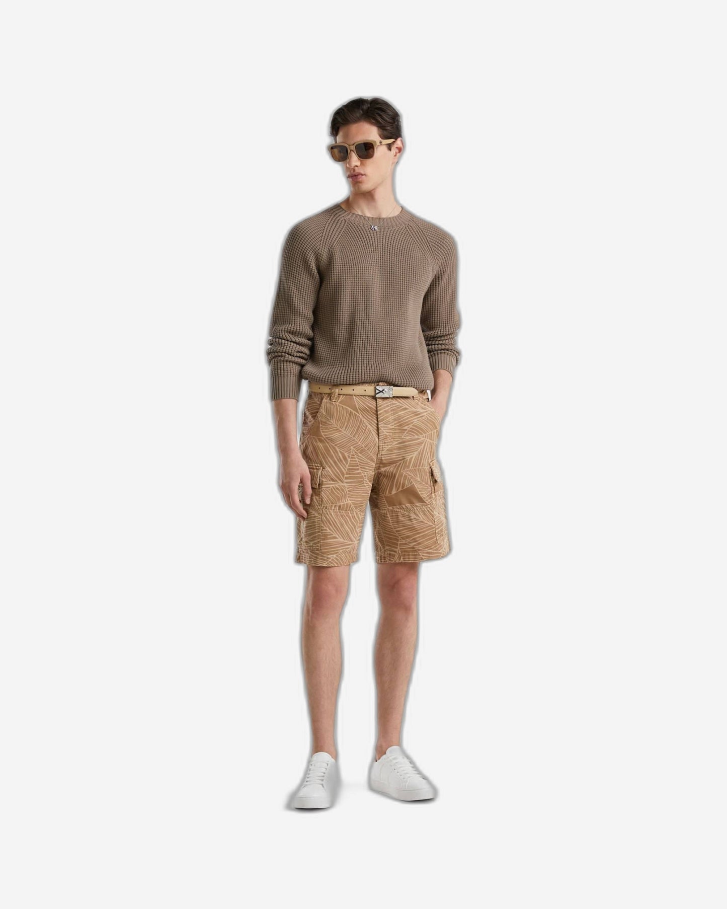 Cargo bermudas with tropical print