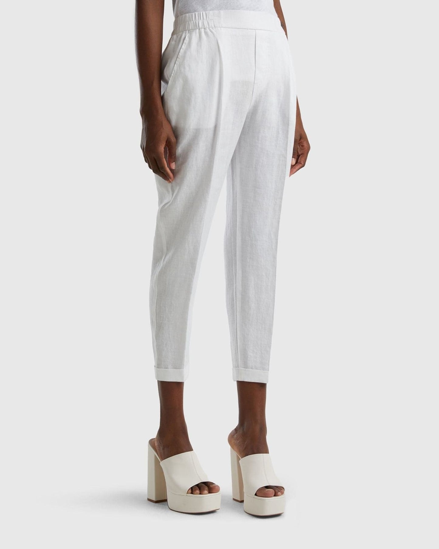 Cropped trousers in 100% linen
