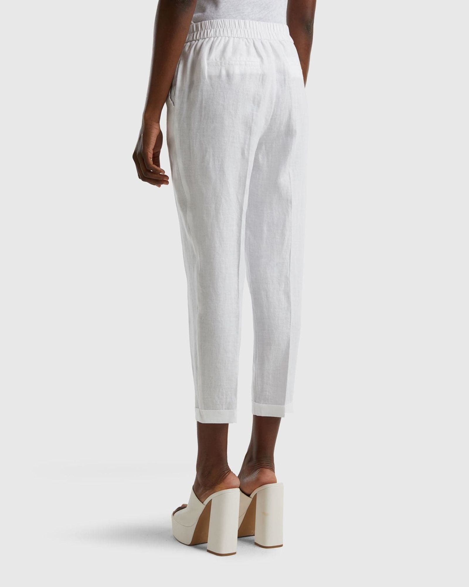 Cropped trousers in 100% linen