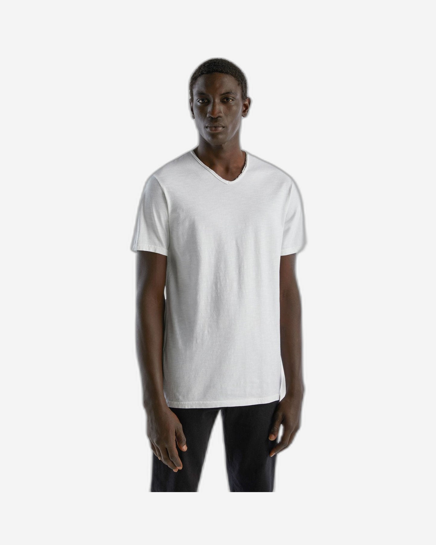V-neck t-shirt in 100% cotton