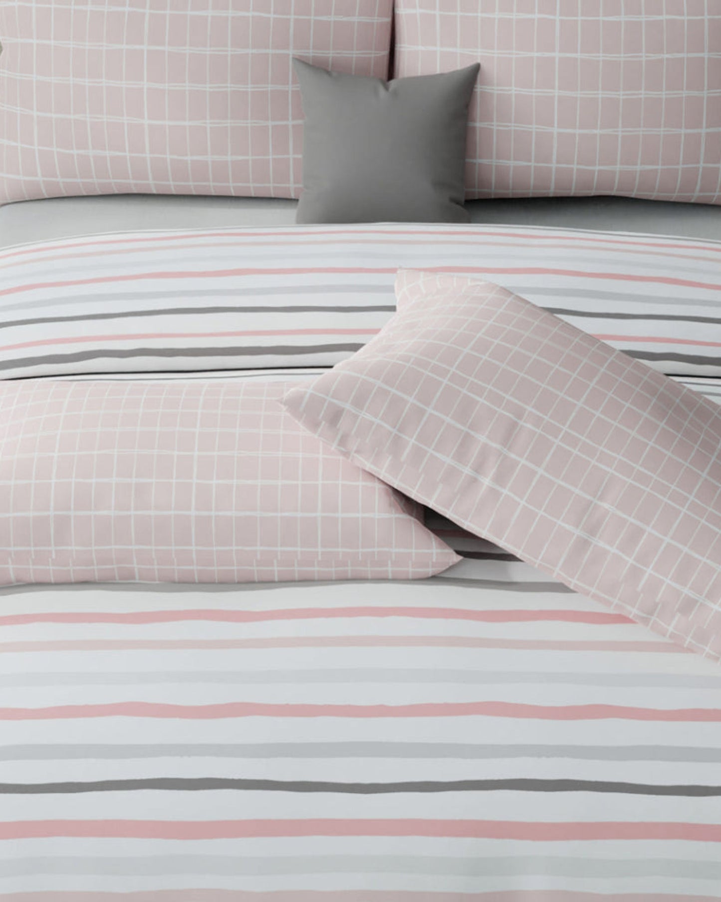 United Colors of Benetton Boutique 300 TC Super King Bedsheet with 2 Pillow covers Blush Grey