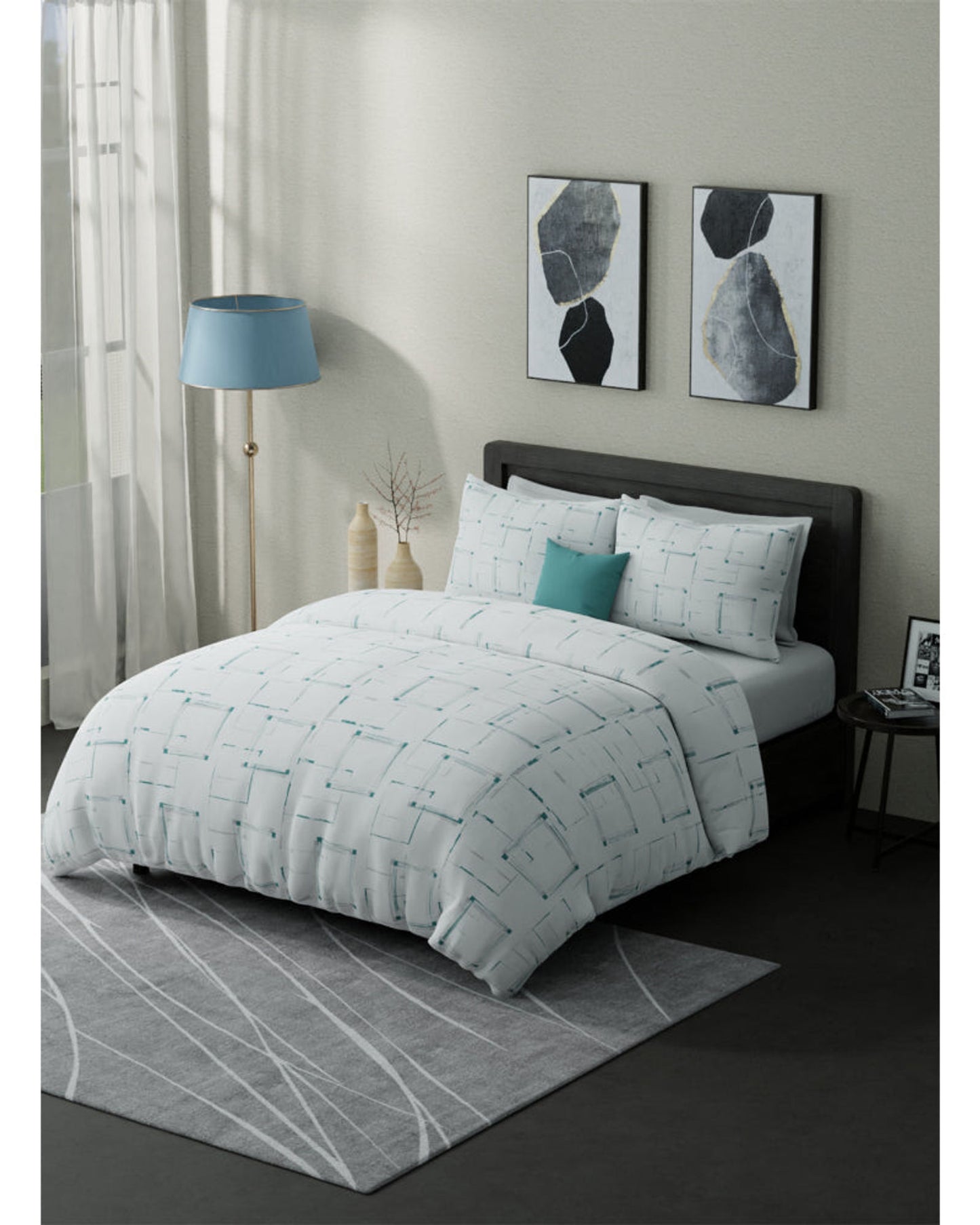 United Colors of Benetton Boutique 300 TC Super King Bedsheet with 2 Pillow covers Multi