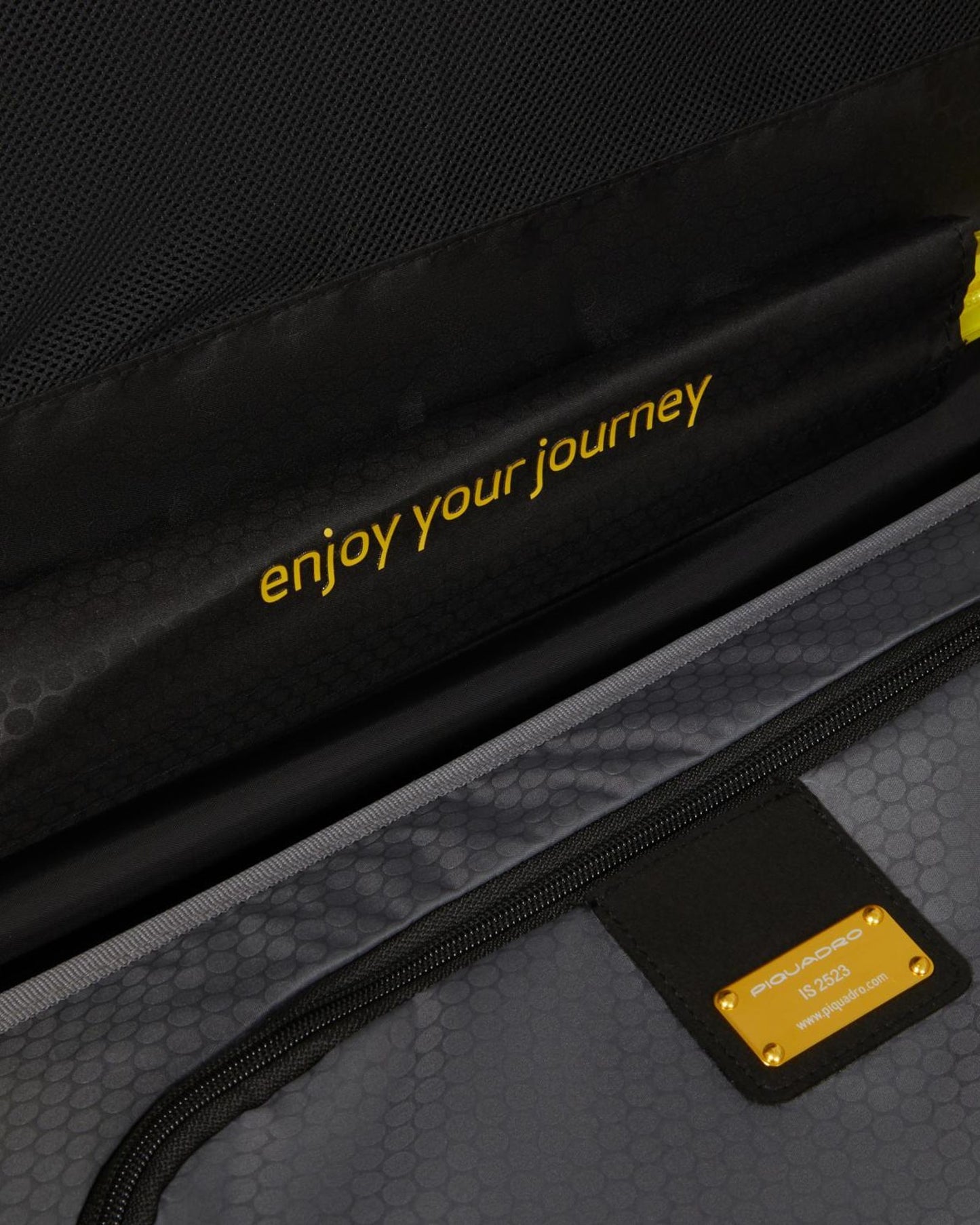 Piquadro Pq-Light Ultra Slim Spinner In Polycarbonate Yellow