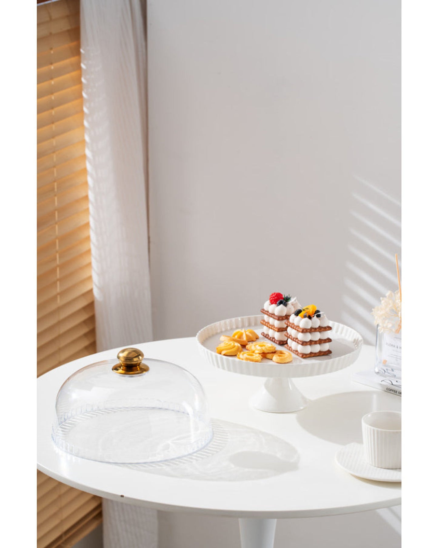 Shallow Elegant Porcelain 27cm White Cake Plate with Plastic Lid