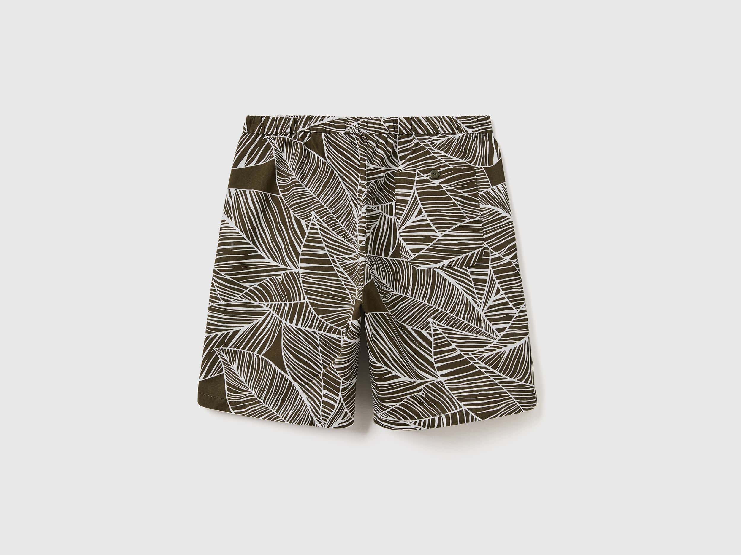 Bermudas with tropical print