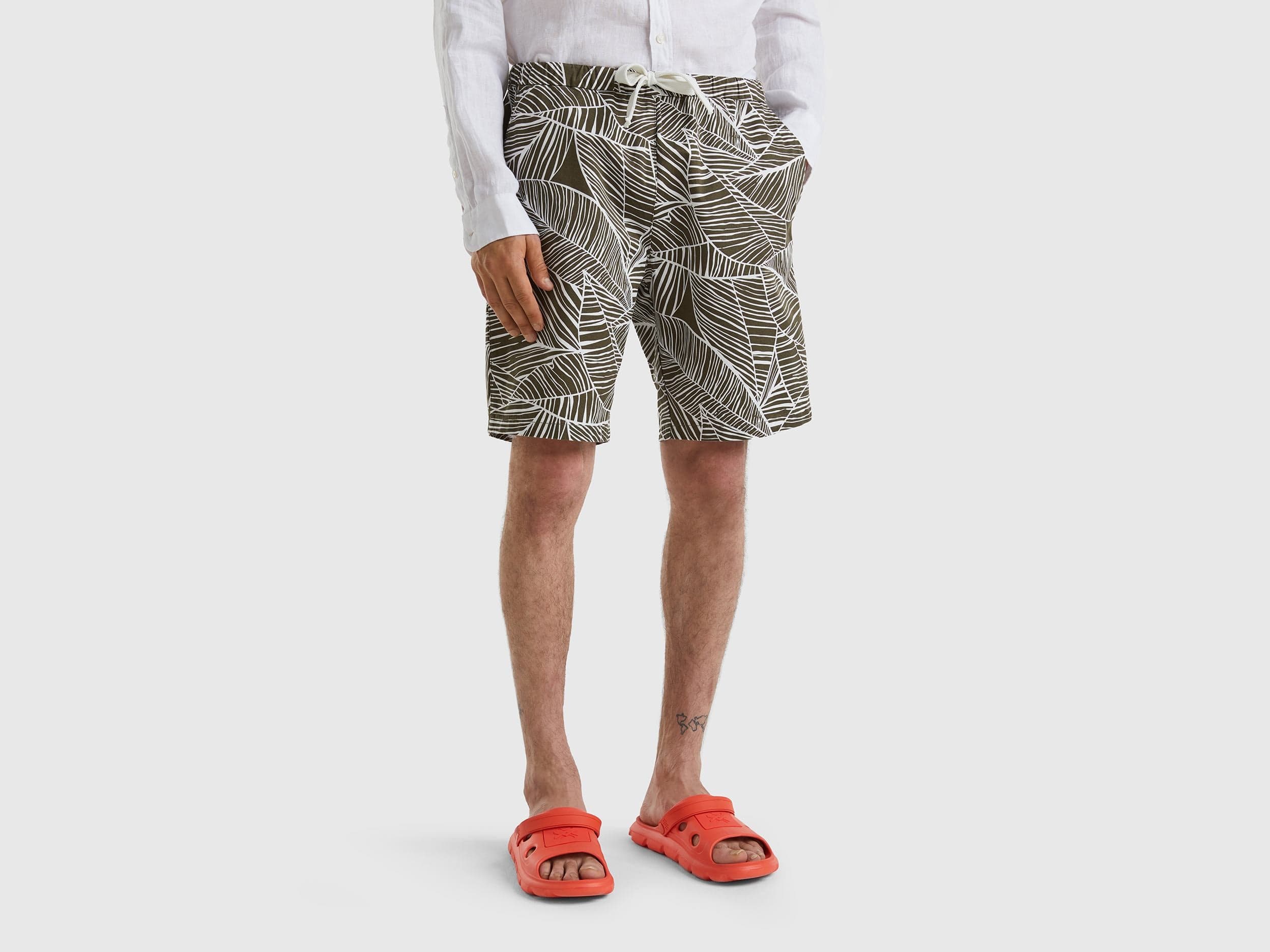 Bermudas with tropical print