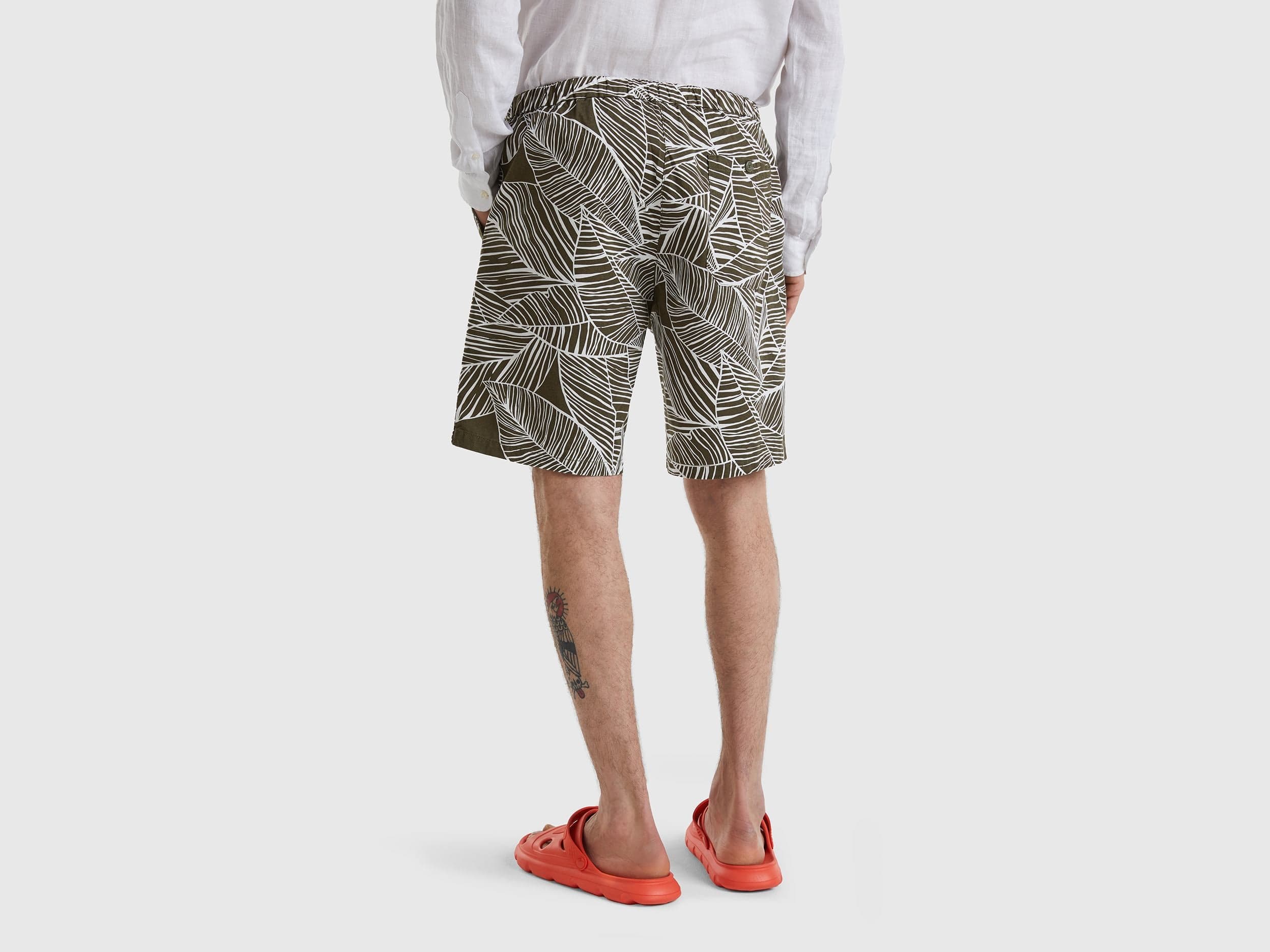Bermudas with tropical print