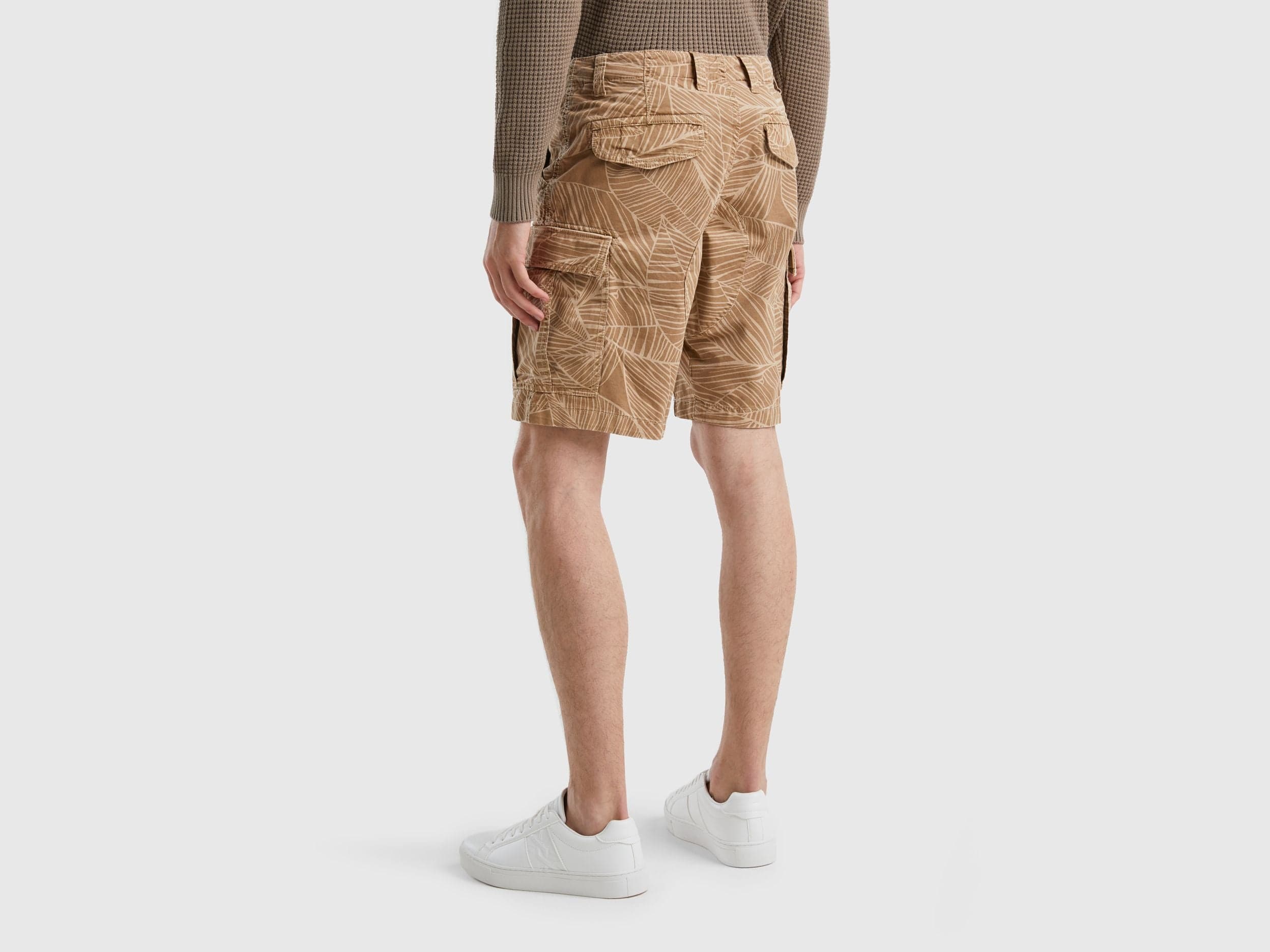 Cargo bermudas with tropical print