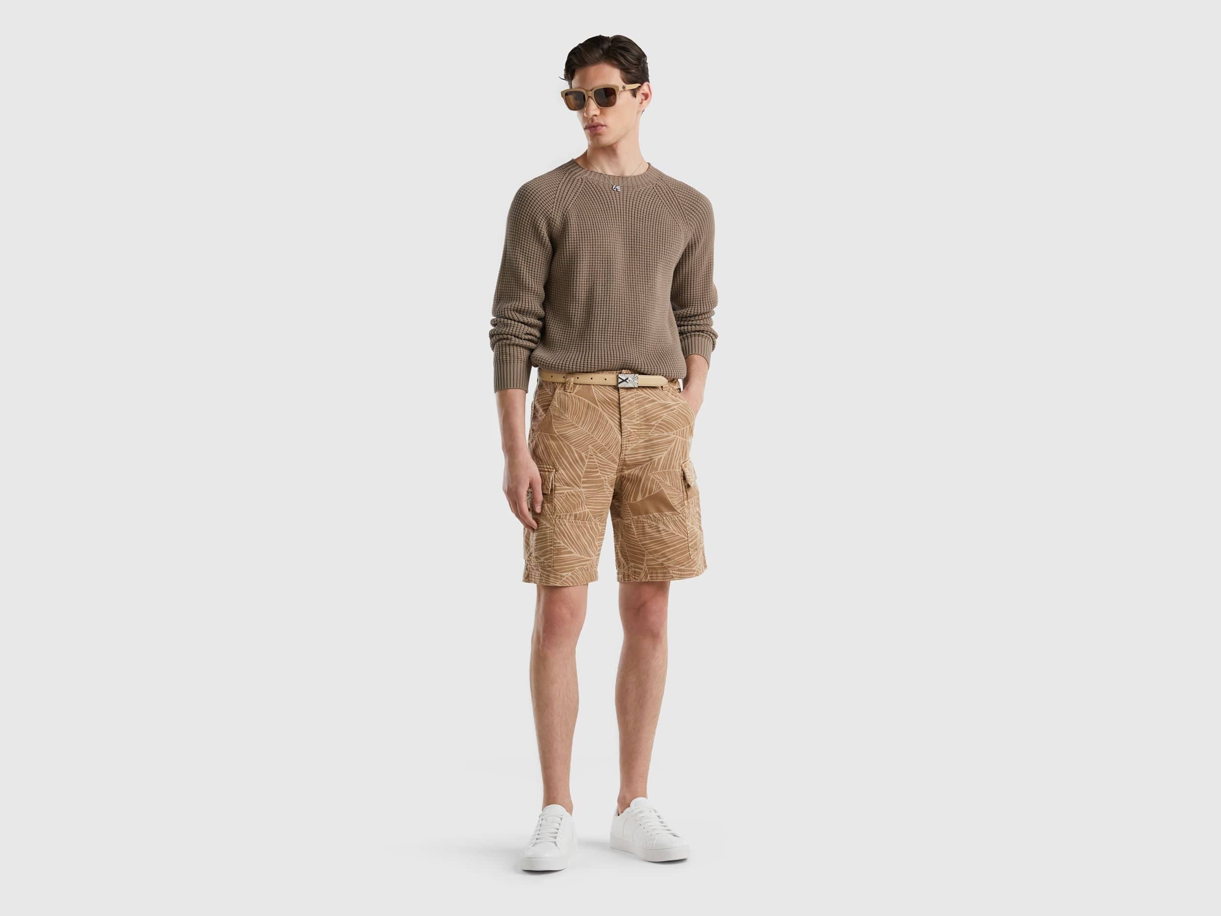 Cargo bermudas with tropical print