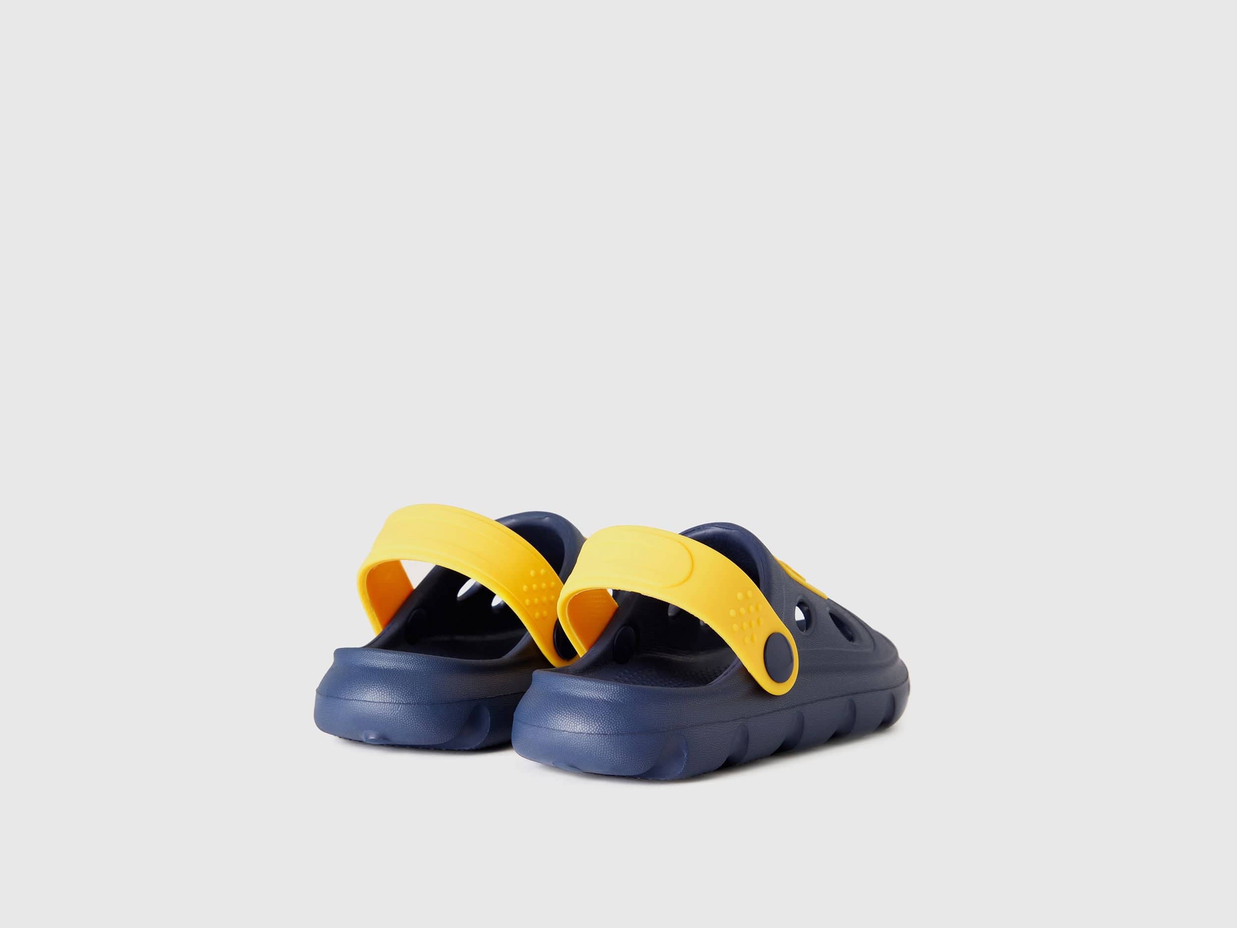 Lightweight sandals in rubber
