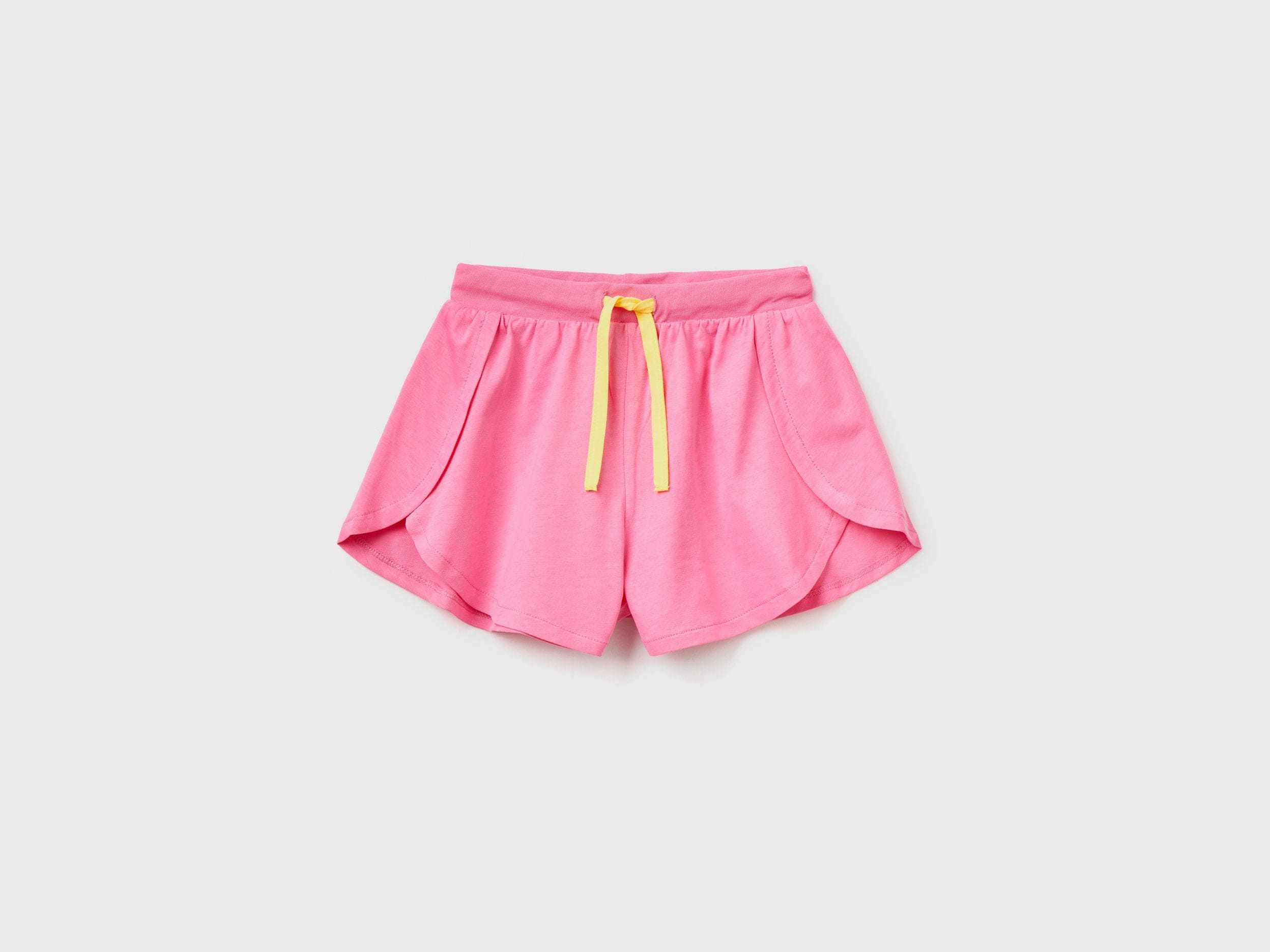 Sporty shorts with slits