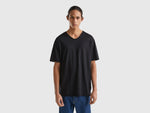 V-neck t-shirt in 100% cotton