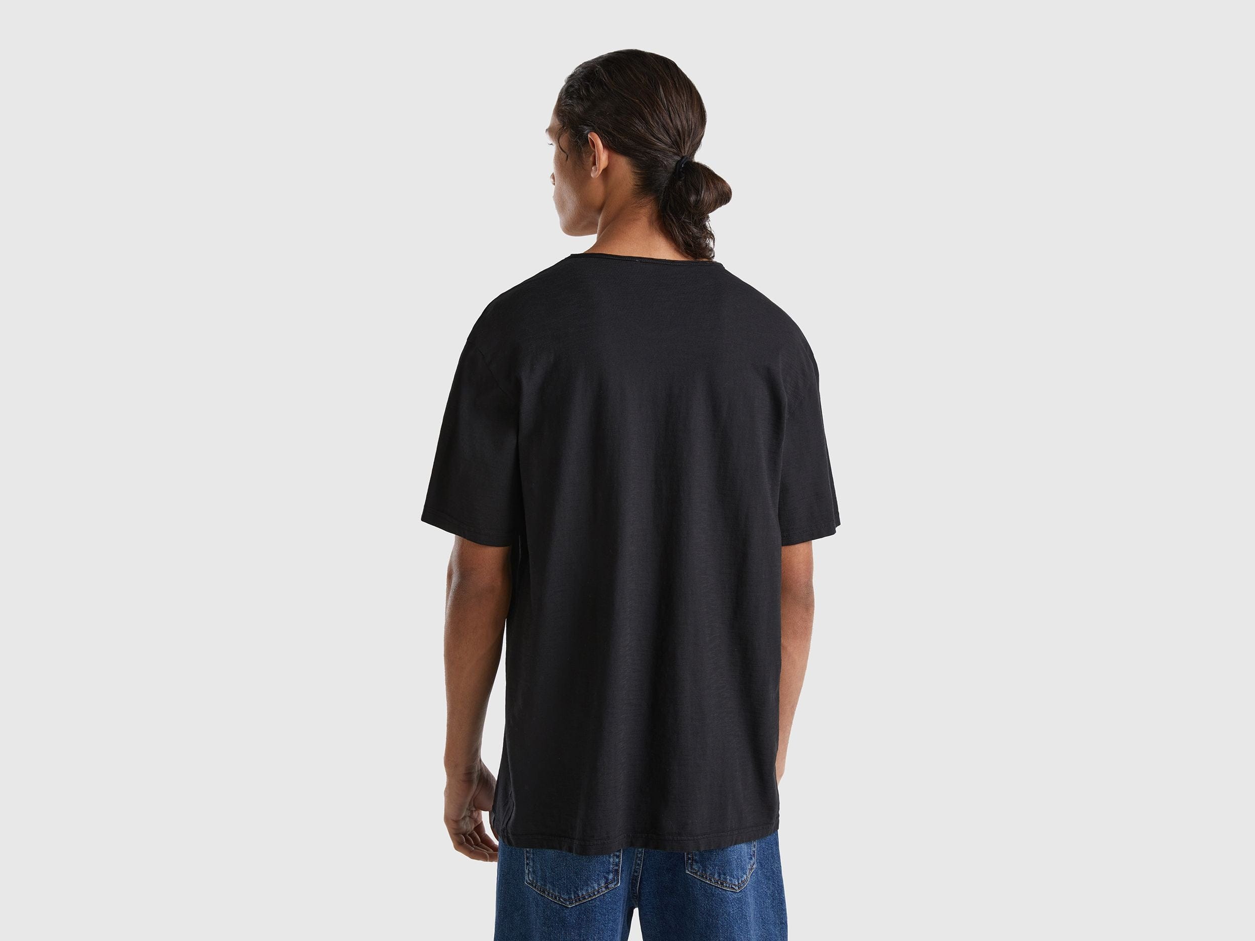 V-neck t-shirt in 100% cotton