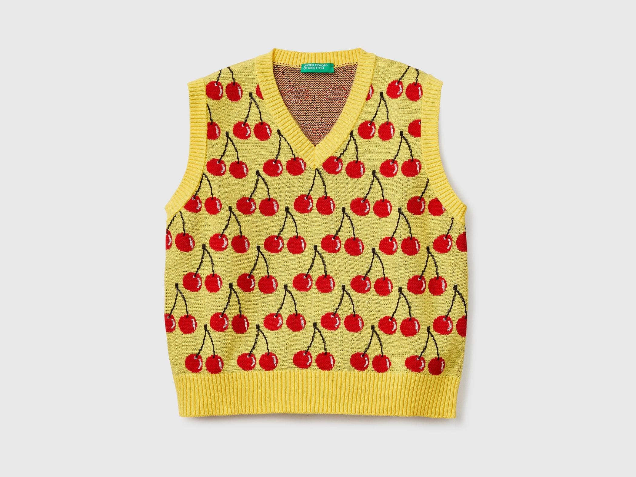 Vest with fruit pattern