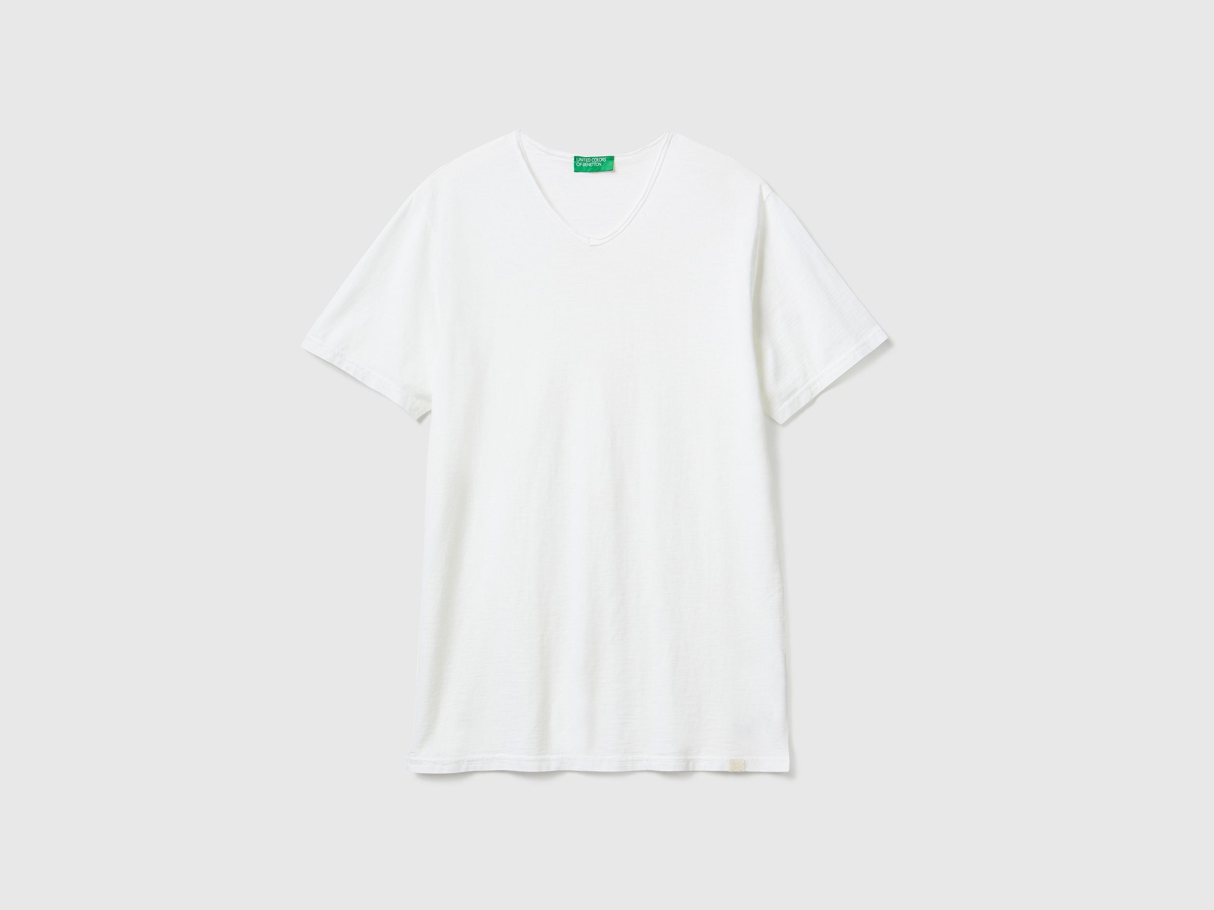 V-neck t-shirt in 100% cotton